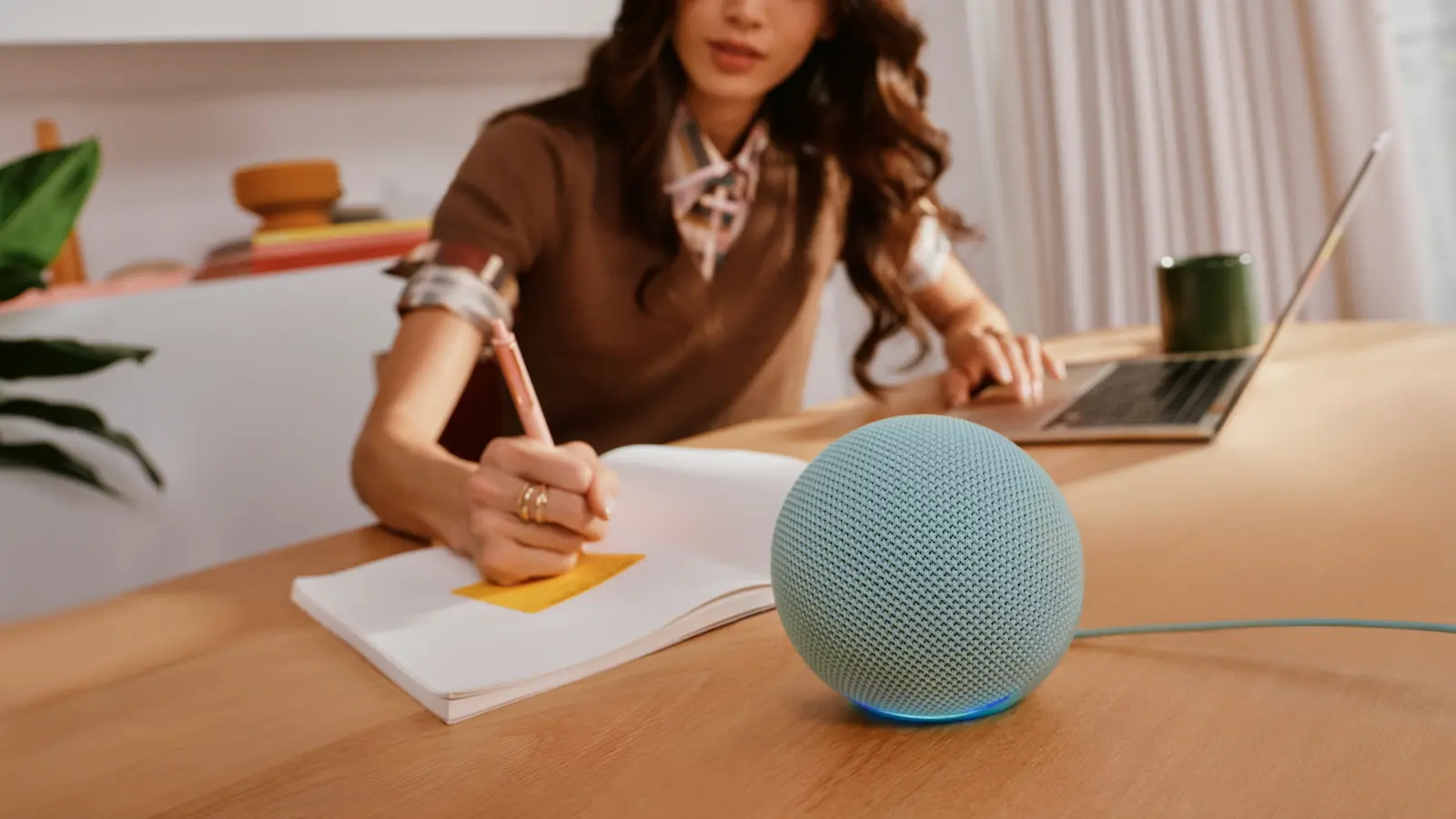 Amazon lansează Echo Dot cu extender Wi‑Fi Eero integrat