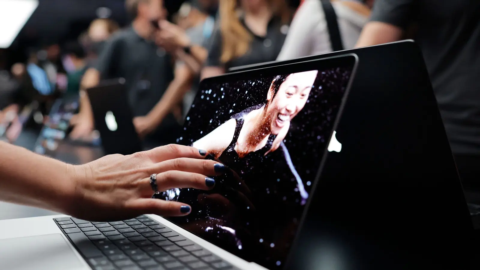 Apple pune ecranul tactil pe MacBook Pro, nu pe Air: o decizie controversată