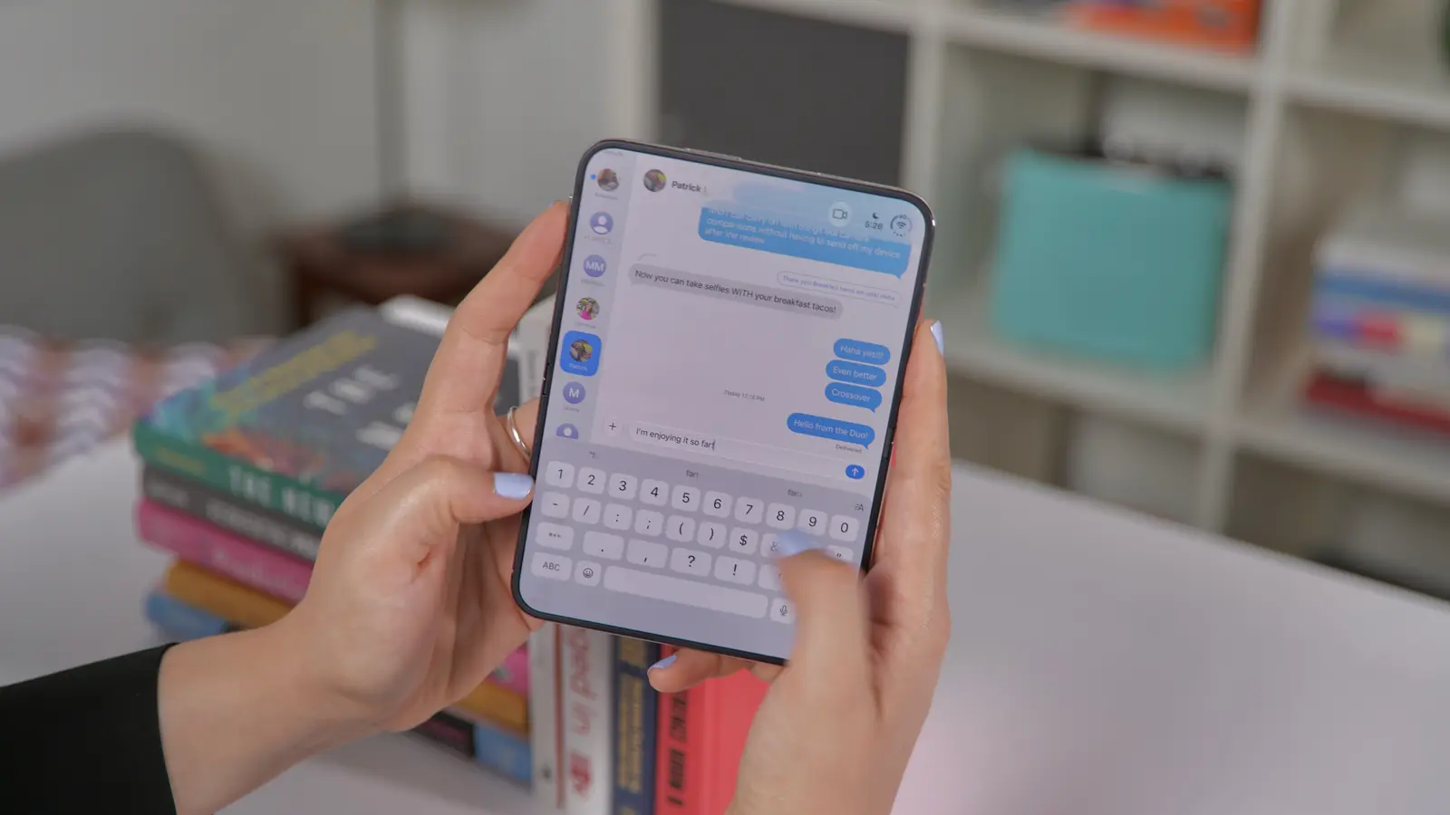 Apple adaugă suport pentru accesibilitate la noul telefon pliabil