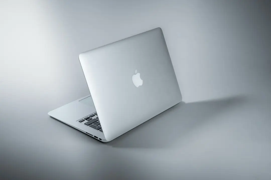 MacBook Pro cu ecran OLED: mai subțire, mai ușor, mai luminos