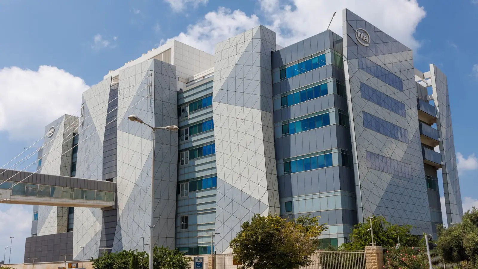 Lovitură de 600 de milioane de dolari pentru Intel după explozia din Israel