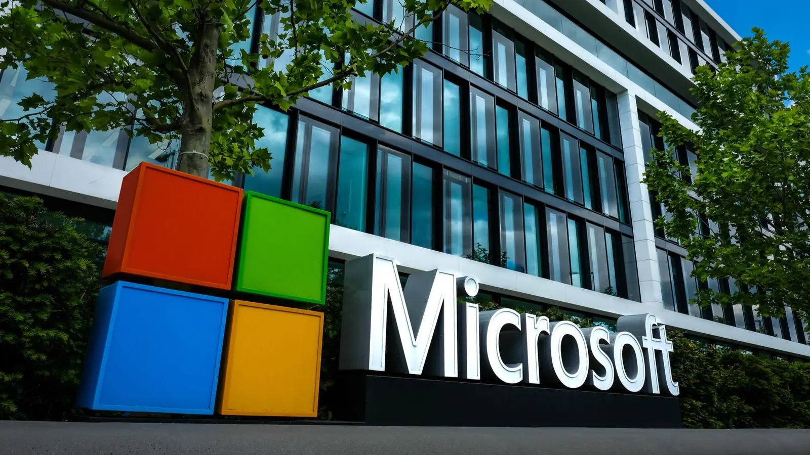 Microsoft lansează un program de plecări voluntare: 60.000 de angajați vizați