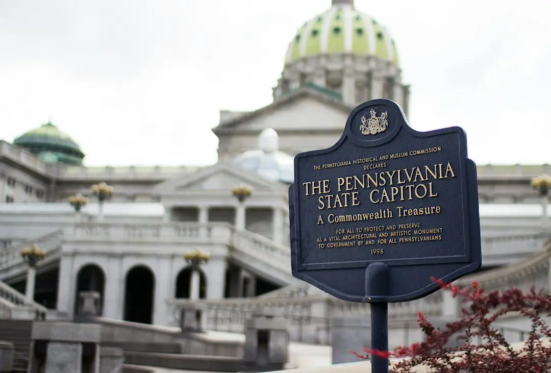 Pennsylvania impune etichetarea reclamelor cu AI: amenzi de până la 3.000 de dolari