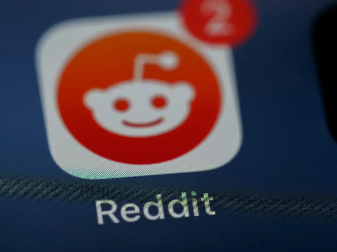 Reddit bate așteptările la venituri, dar utilizatorii întârzie