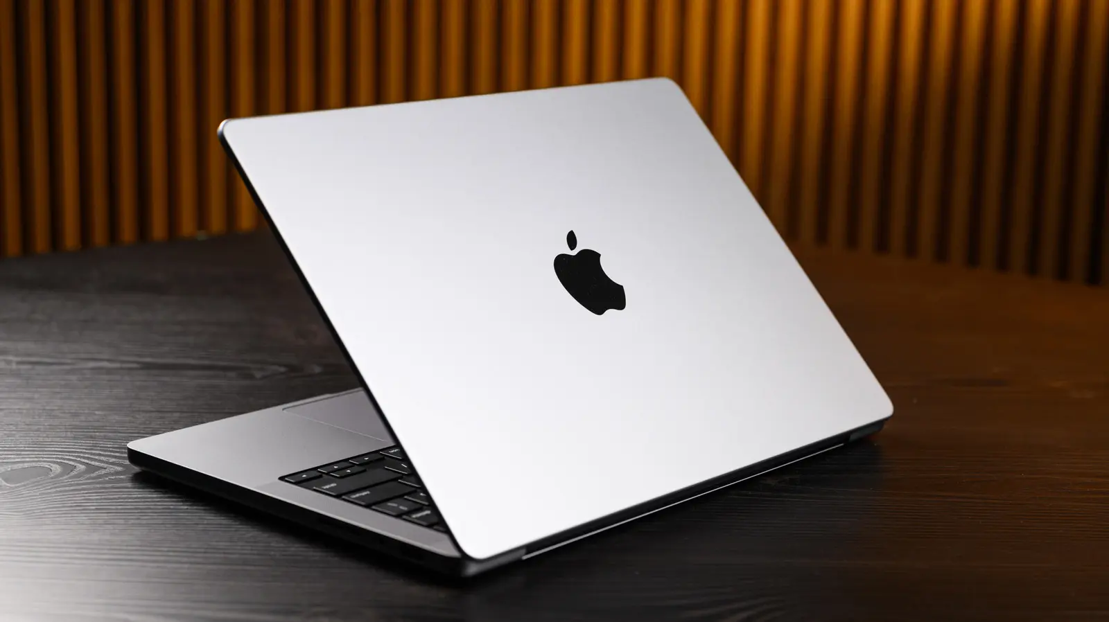 Două decenii de inovație: Cum a schimbat Apple lumea laptopurilor